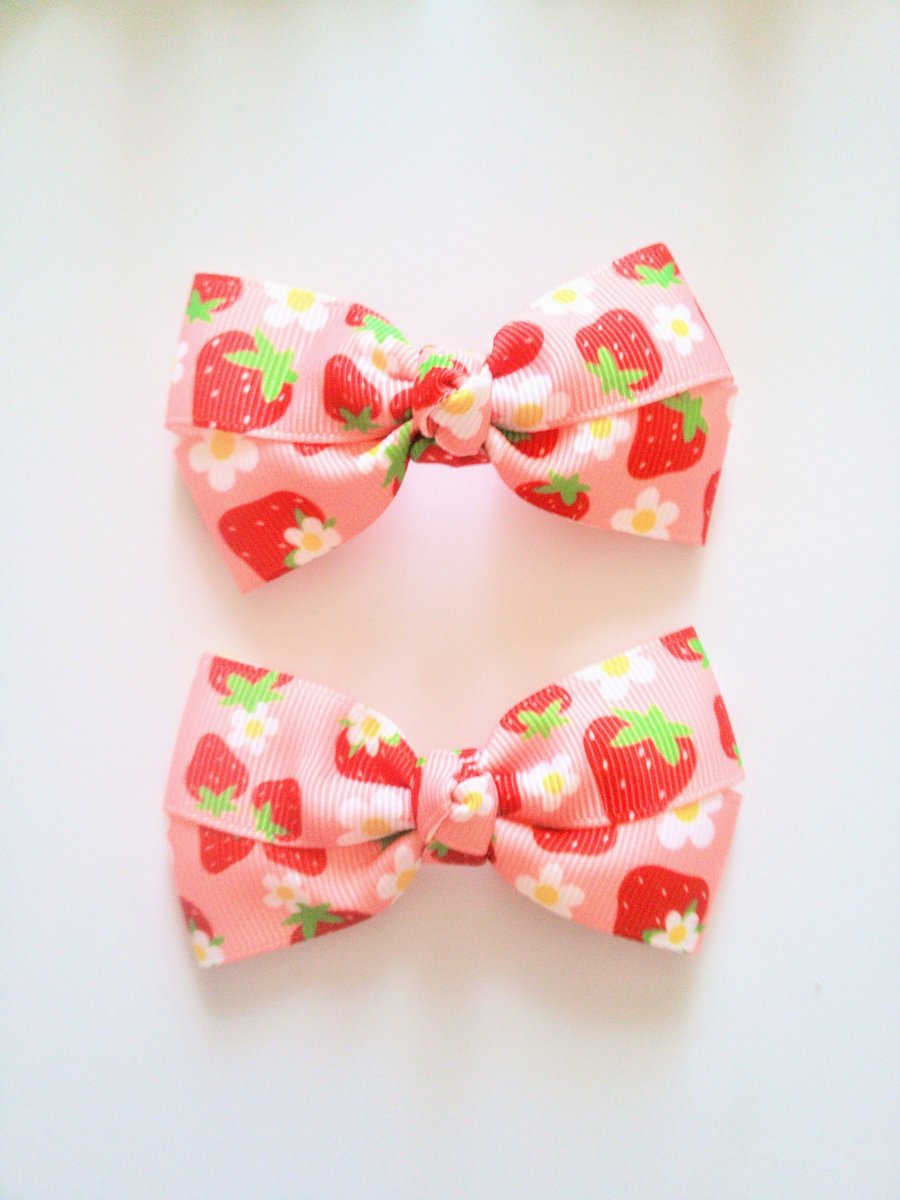 Kids hair clip piggy, girls hair clip, small hair clips, handmade hair accessories, strawberry hair clips